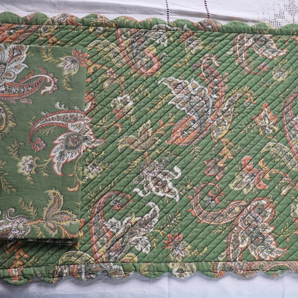 Williams Sonoma Green Paisley Set of 7 Placemats and Napkins - Picture 4 of 12